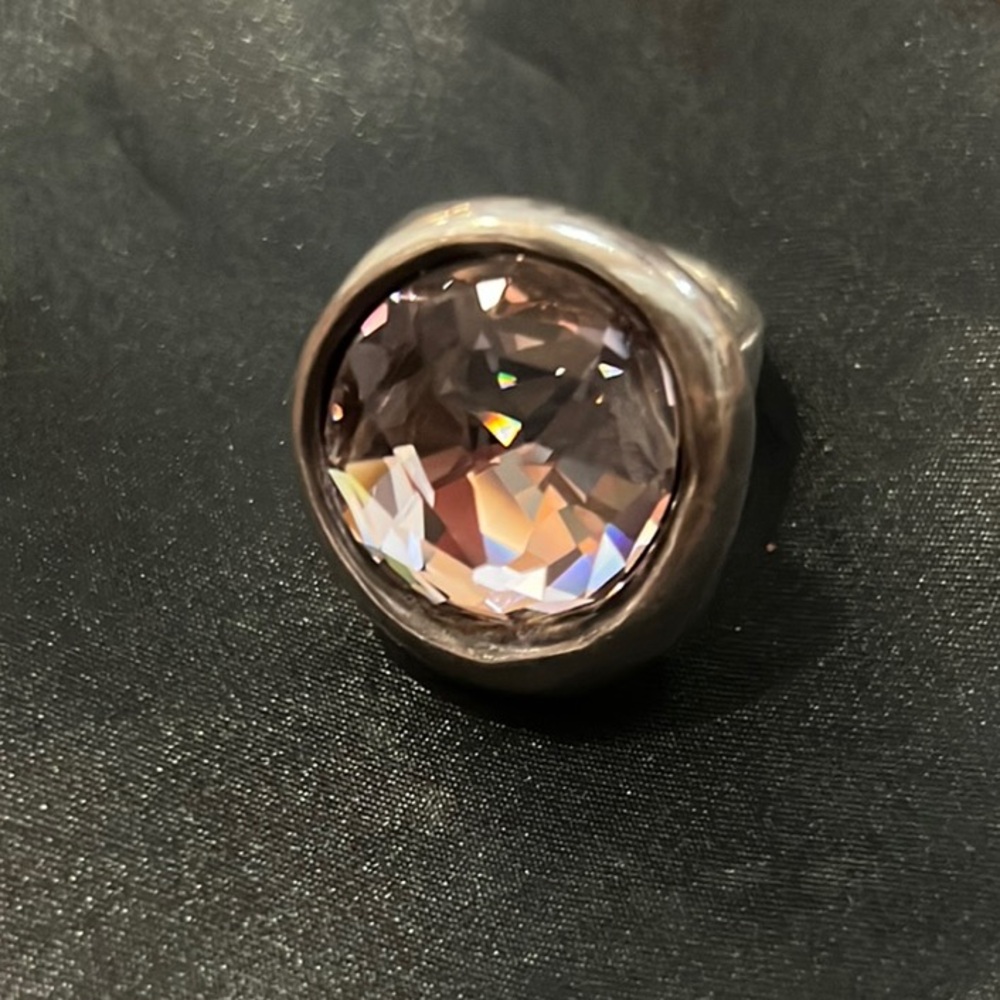 Uno de 50 ring with large stone